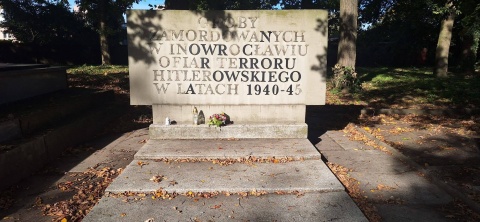 Zniknęły mosiężne litery z pomnika ofiar II wojny światowej w Inowrocławiu [zdjęcia]