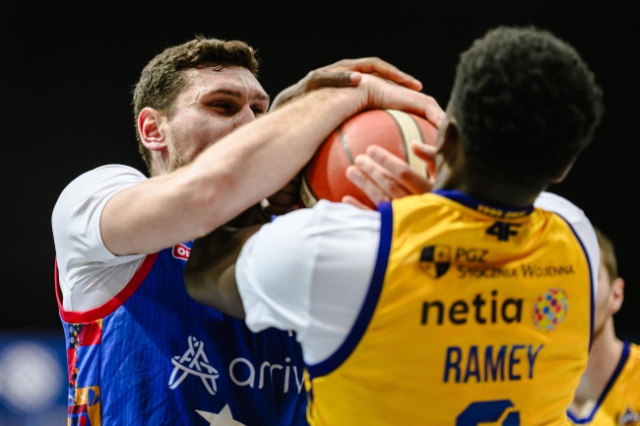 Miłe złego początki Twarde Pierniki przegrały z osłabioną Arką po słabej końcówce