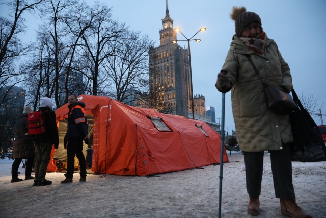 Trzy osoby zmarły w wyniku wychłodzenia. RCB: Jeden telefon może uratować życie