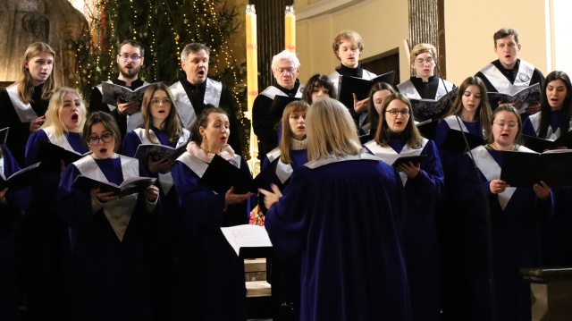 Boże Narodzenie na wiele głosów i aranżacji. Takie jest Akademickie Kolędowanie [zdjęcia]