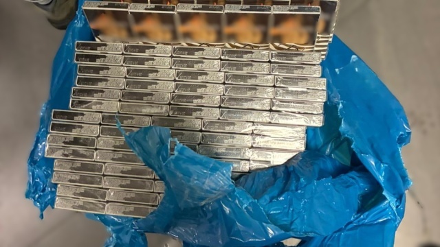 Toruń. Miał w aucie 2 tysiące nielegalnych paczek papierosów. Stracił cały towar [zdjęcia]