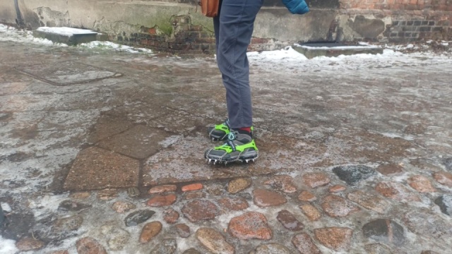 Uwaga W mieście lodowisko Uważajmy Kto może, niech zostanie w domu [AKTUALIZACJAwideo]