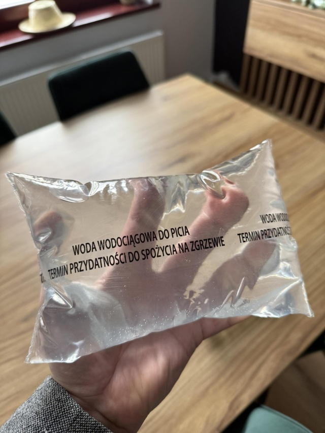 Woda hermetycznie zafoliowana. Wąbrzeźno kupiło specjalną maszynę na czas kryzysu