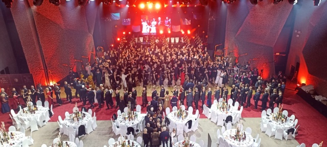 Dobra zabawa i szczytny cel. Marszałkowski Bal Dobroczynny w Toruniu [wideo, zdjęcia]