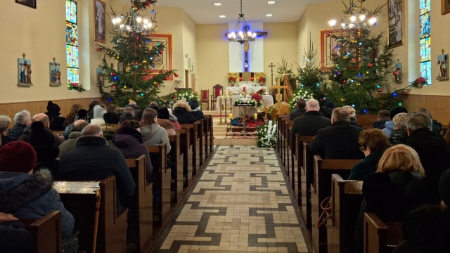 Ostatnie pożegnanie ofiar tragedii z Chełmna. Matkę i trójkę dzieci pożegnały tłumy