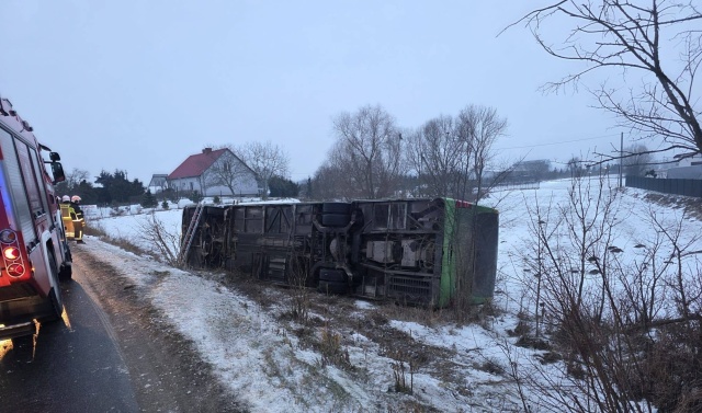 Kolejny atak lodu w Kujawsko-Pomorskiem Pod Grudziądzem przewrócił się autobus [zdjęcia]