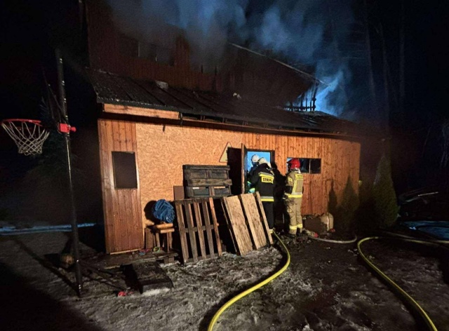 Płonął budynek w Słupówku. Strażacy walczyli o uratowanie pobliskiego domu