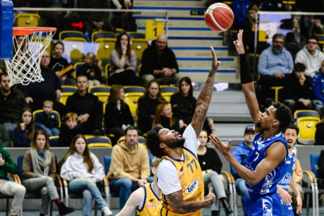 Twarde Pierniki przegrały o włos, Anwil wygrał z rozmachem