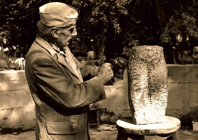 Uczelnia zaczyna poszukiwania rzeźb Stanisława Horno-Popławskiego. Zniknęły z botanika UKW