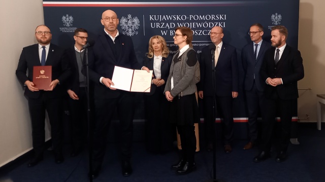 Miliony na budowę lodowisk. Minister sportuJakub Rutnicki wręczył umowy w Kujawsko-Pomorskiem