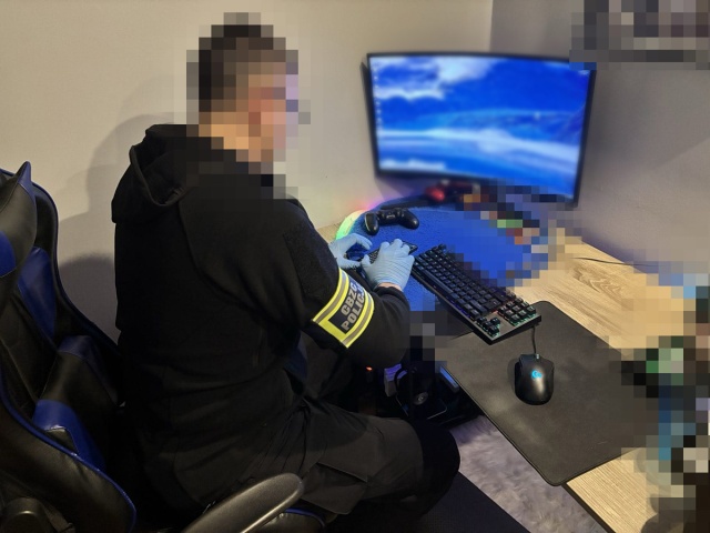 Cyberprzestępcy okradli klientów na 3 mln zł. Bydgoska prokuratura postawiła 26 zarzutów [wideo]