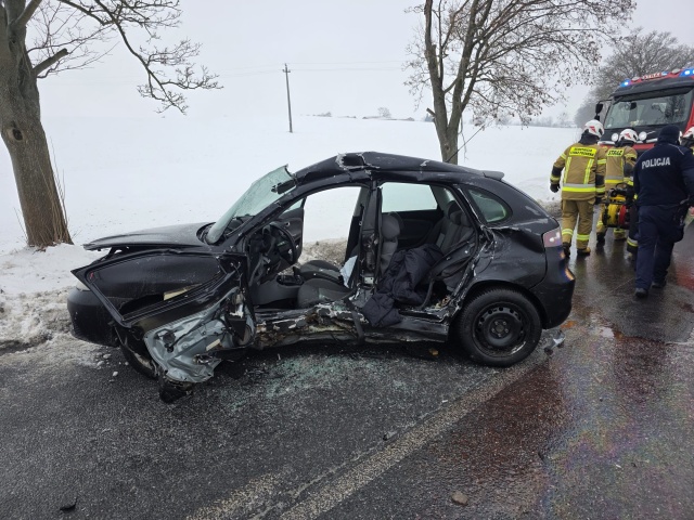 Zderzenie osobówki z dostawczakiem pod Radzyniem Chełmińskim. Droga zablokowana