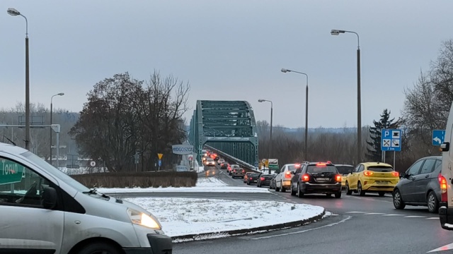 Gigantyczny korek w Bydgoszczy. Sznur aut na dojeździe do Mostu Fordońskiego [wideo]