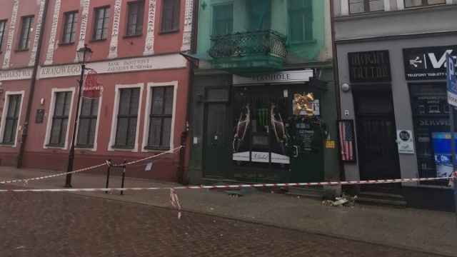 O krok od tragedii na toruńskiej starówce. Fragment elewacji spadł na chodnik