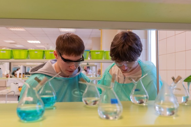 Uczniowie z regionu pracują w laboratoriach. To już VIII edycja warsztatów Collegium Medicum UMK [zdjęcia]