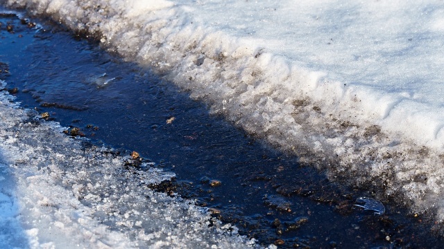 To prawdopodobnie ostatnie tchnienie zimy. Na drogach i chodnikach w regionie znów zrobi się ślisko