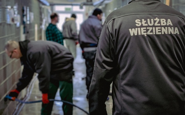 Więźniowie pomogli bezdomnym zwierzętom. Sprzątali boksy i poszli z psami na spacer [zdjęcia]