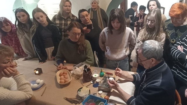 Pisanie po wydmuszkach pszczelim woskiem. Warsztaty zdobienia pisanek w Toruniu