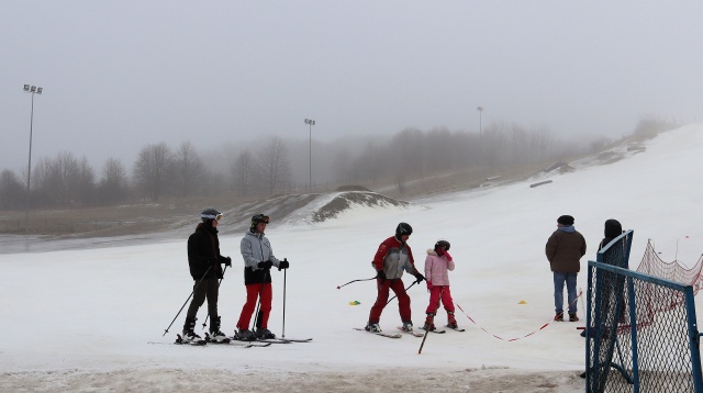 Zakończenie sezonu na stoku w bydgoskim Myślęcinku. Nie przeszkadza nawet deszcz