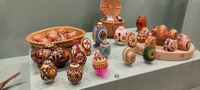 Wózek dziecięcy ze skorupki W Toruniu można oglądać pisanki z całego świata [zdjęcia]