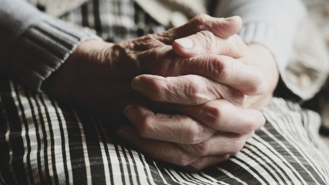 Seniorka z Bydgoszczy oszukana na ponad 200 tysięcy złotych. Wierzyła, że pomaga instytucjom państwowym