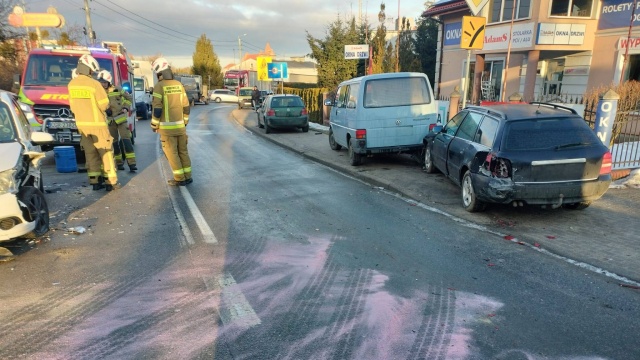 Niebezpieczny poranek na drogach w regionie. Karambole i śmiertelny wypadek
