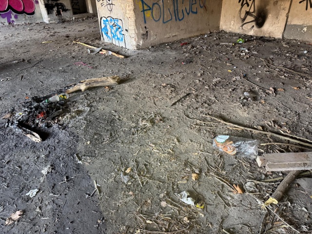 Wandale zostawili na zabytkowym budynku wulgarne graffiti. Będzie kontrola w toruńskim Forcie XI