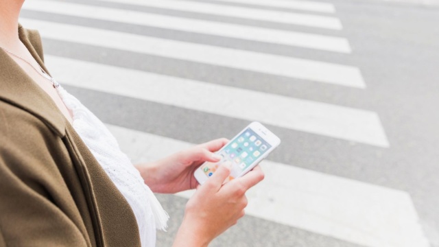 Policja ostrzega, telefon na pasach to duże zagrożenie. W zeszłym roku w Polsce zginęło 348 osób