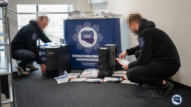 Siedmiu nieletnich sprzedawało narzędzia do cyberataków. W działaniach biorą udział służby z Bydgoszczy