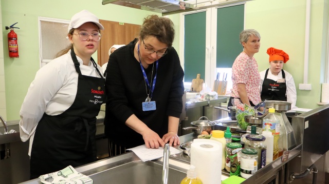 Uczniowie z niepełnosprawnościami przygotowują burgery. Konkurs Gotuj z Braillem [zdjęcia]