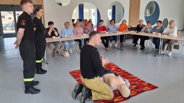 Pierwsza pomoc na szóstkę. Koła Gospodyń Wiejskich uczą się pomagać w sytuacjach zagrożenia [zdjęcia i wideo]