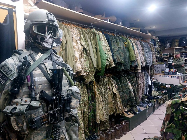 Rośnie popularność sklepów militarnych. Odwiedzają je nie tylko wojskowi, ale i uczniowie [zdjęcia]
