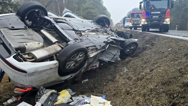 Zderzenie osobówki z ciężarówką na DK15 niedaleko Torunia. Jedna osoba trafiła do szpitala [zdjęcia]