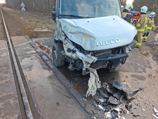 Bus dostawczy zderzył się z szynobusem w Wierzchucinie. Są opóźnienia pociągów