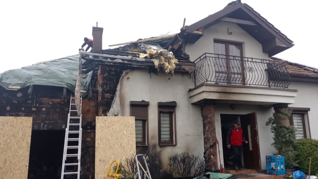 Para emerytów z Torunia potrzebuje wsparcia po pożarze. Stracili dom, trwa zbiórka