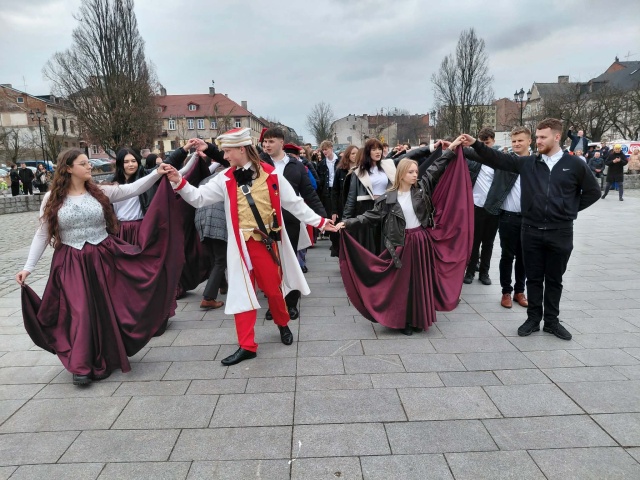 We Włocławku maturzyści weszli w wiosenny czas tanecznym krokiem Na Starym Rynku tańczyli poloneza [wideo]