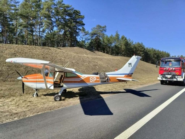 Awaryjne lądowanie samolotu na autostradzie A1 w Kujawsko-Pomorskiem [zdjęcia] - aktualizacja
