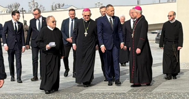 Prezydent Karol Nawrocki bierze udział w oficjalnych uroczystościach w Toruniu