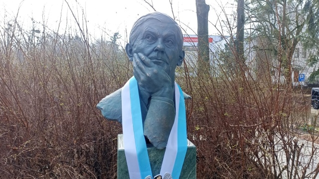 Zbigniew Herbert wrócił do Torunia. Popiersie poety stoi w miejscu, które dobrze znał [zdjęcia]