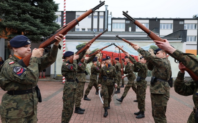 W tej szkole uczniowie dostają mundur, mają wstęp na poligon i szansę na pracę w służbach [zdjęcia]
