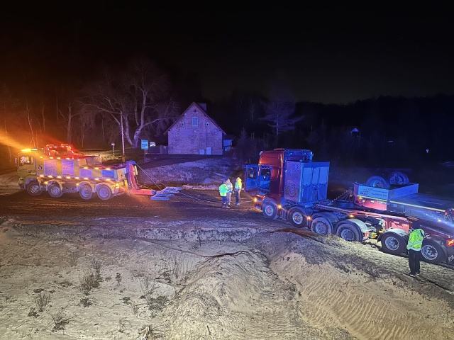 Wypadek na DK 10 w Emilianowie. Nocą zderzyły się trzy samochody ciężarowe [zdjęcia]