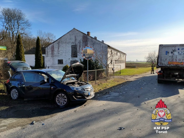 Wypadek pod Chełmżą. Auto osobowe zderzyło się z ciężarówką [zdjęcia]