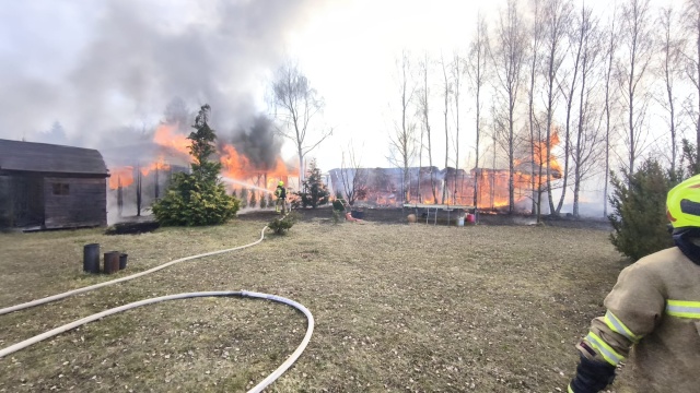 Chełmno. Ogień w zakładzie produkującym piankę. Ewakuowano 15 osób [zdjęcia]