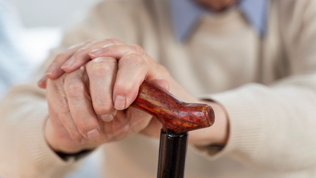 Policjanci z Kcyni uratowali 73-latka. Leżał osłabiony w swoim mieszkaniu