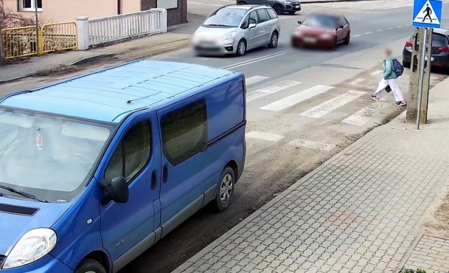 Dziewczynka na przejściu dla pieszych. Jeden kierowca się zatrzymał, a drugi nie [wideo]