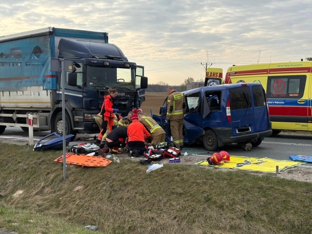 Śmiertelny wypadek w powiecie wąbrzeskim. Zderzenie ciężarówki z osobówką [zdjęcia]