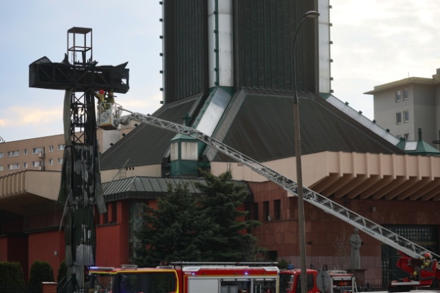 Spłonął krzyż z parafii Św. Maksymiliana Kolbego w Warszawie. W 1979 roku modlił się przed nim papież Jan Paweł II