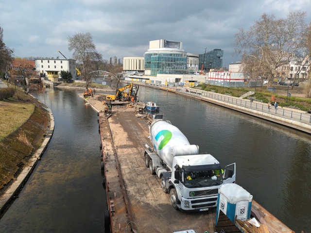Jak dostarczyć beton na wyspę Betoniarka musi podpłynąć. Tak było w centrum Bydgoszczy [zdjęcia, wideo]