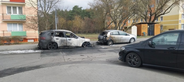 Dwa samochody spaliły się w Bydgoszczy. Strażacy mówią, że to najpewniej podpalenie
