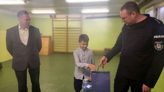 Wojtek uratował mamę, która straciła przytomność za kółkiem Chłopcu gratulowała Policja